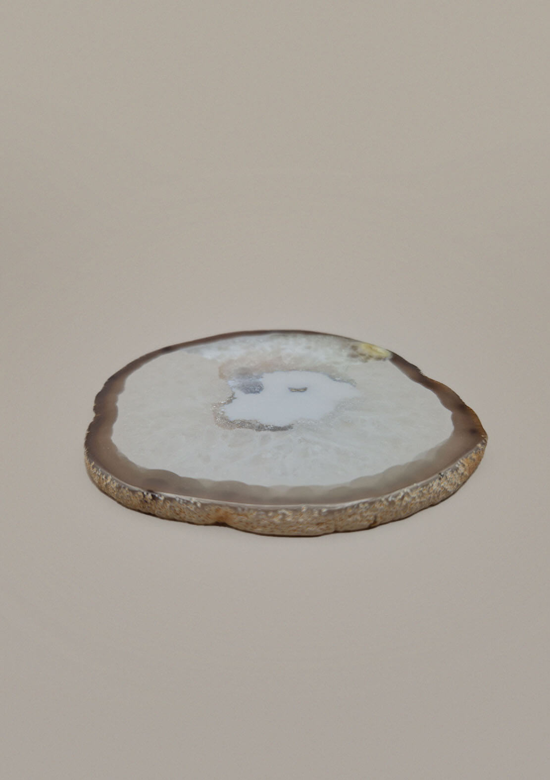 By Nature Onderzetter Luna van agaatsteen in wit-bruine tinten, liggend gefotografeerd.