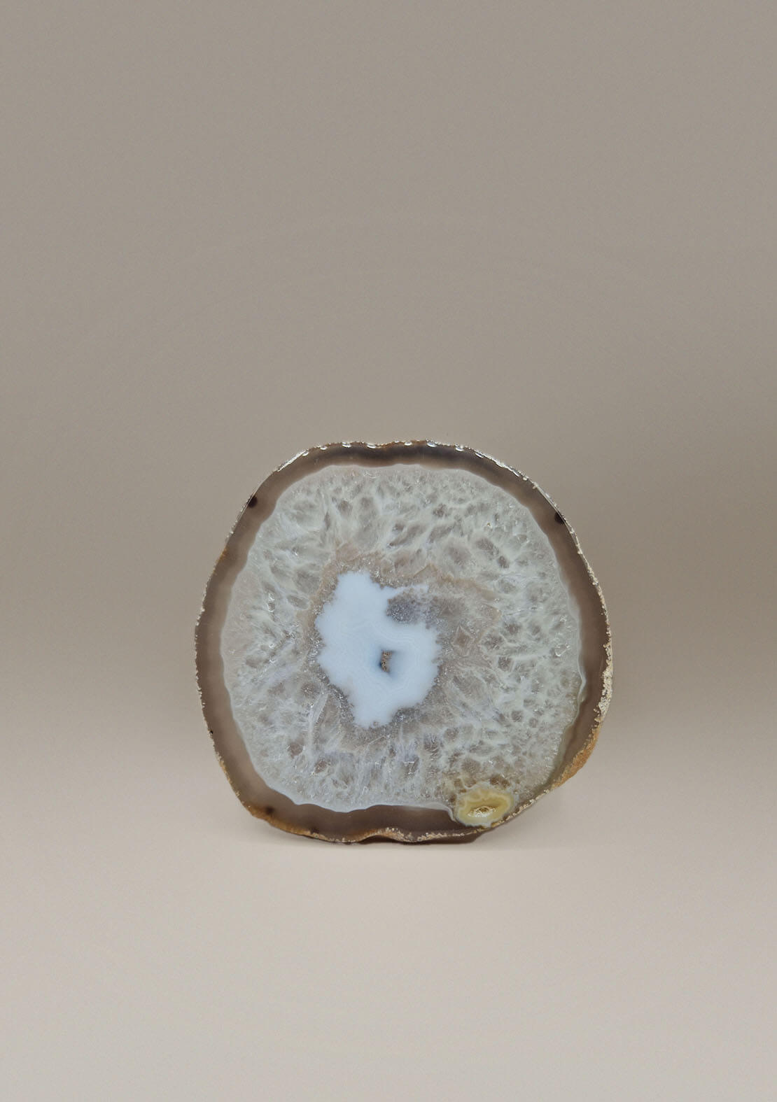 By Nature Onderzetter Luna van agaatsteen in wit-bruine tinten, staand gefotografeerd.