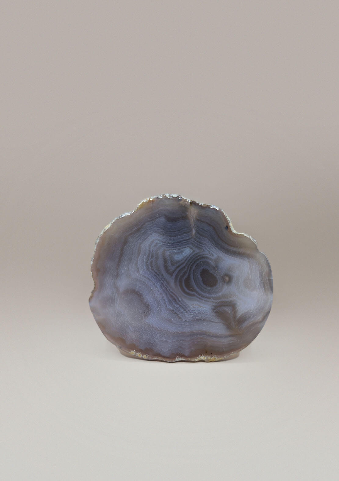 By Nature Onderzetter Lune – agaat in grijs-blauwe tinten, rechtopstaand met unieke patronen.