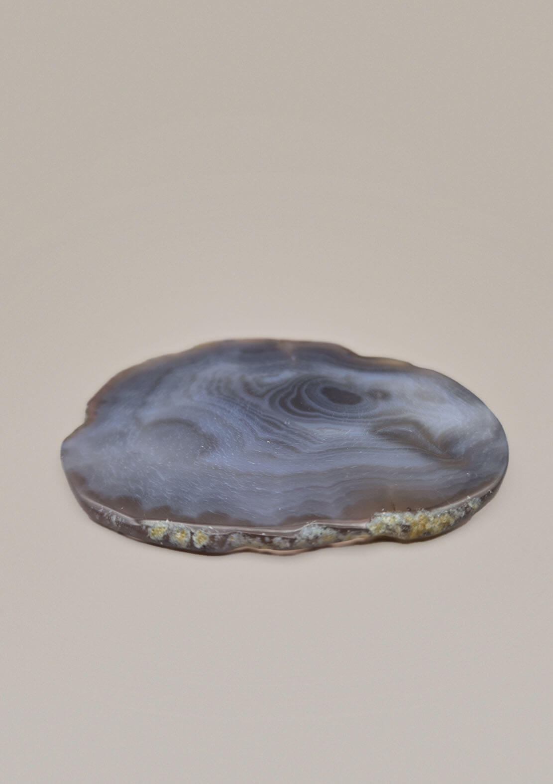 Agaat onderzetter Lune in grijs-blauwe tinten, zijaanzicht met natuurlijke accenten.