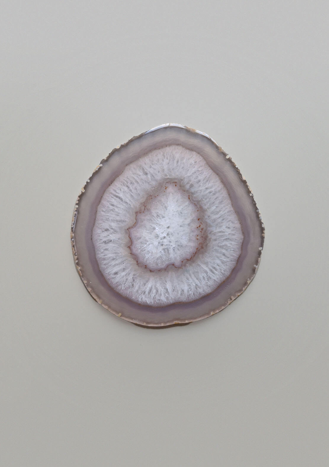 By Nature Onderzetter Lusin – Agaat onderzetter in wit met roze rand, bovenaanzicht