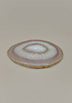 By Nature Onderzetter Lusin – Agaat onderzetter in wit en roze tinten, liggend gefotografeerd