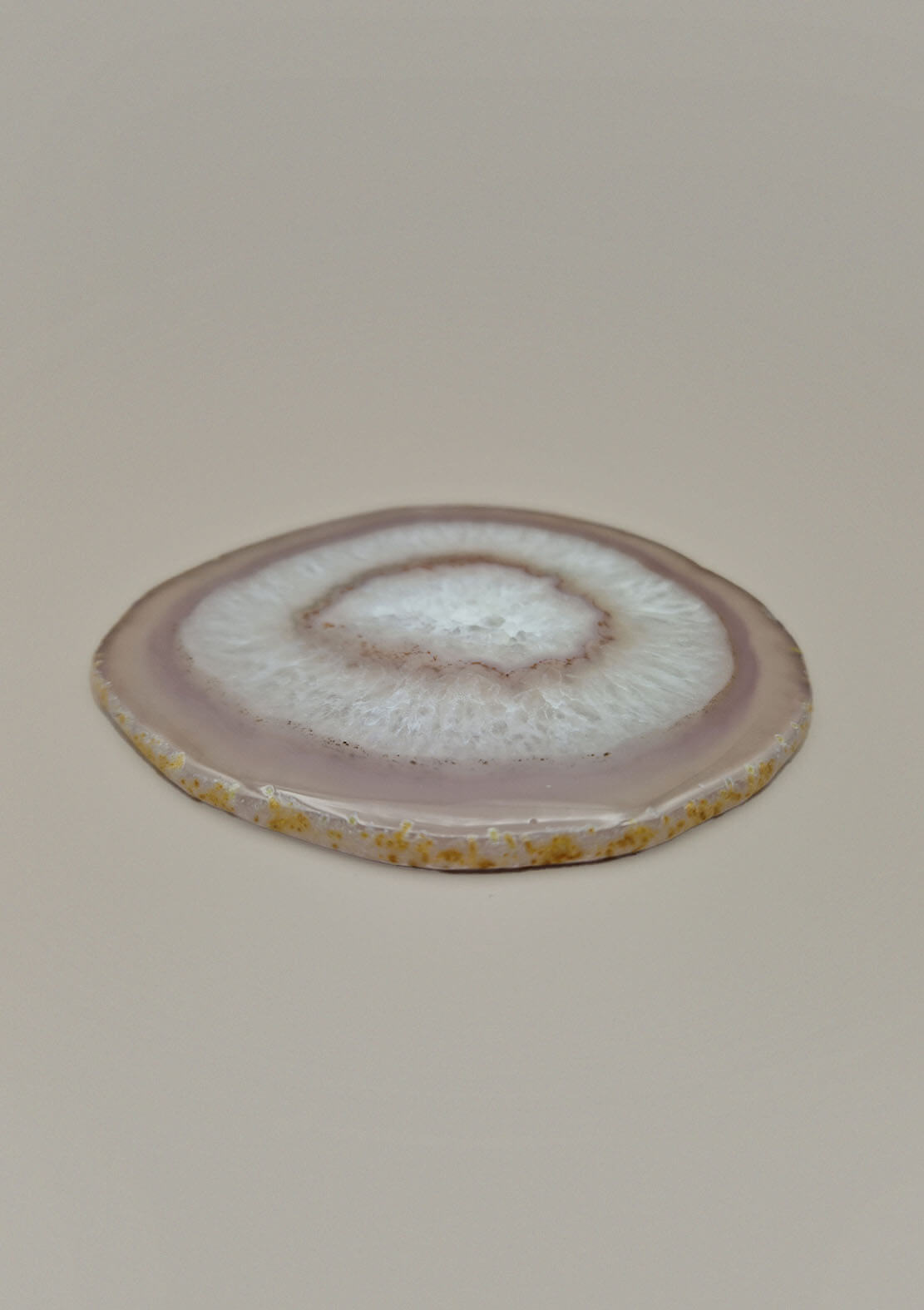 By Nature Onderzetter Lusin – Agaat onderzetter in wit en roze tinten, liggend gefotografeerd