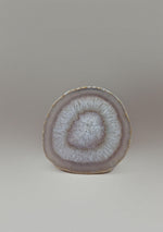 By Nature Onderzetter Lusin – Agaat in wit met roze accenten, rechtopstaand weergegeven