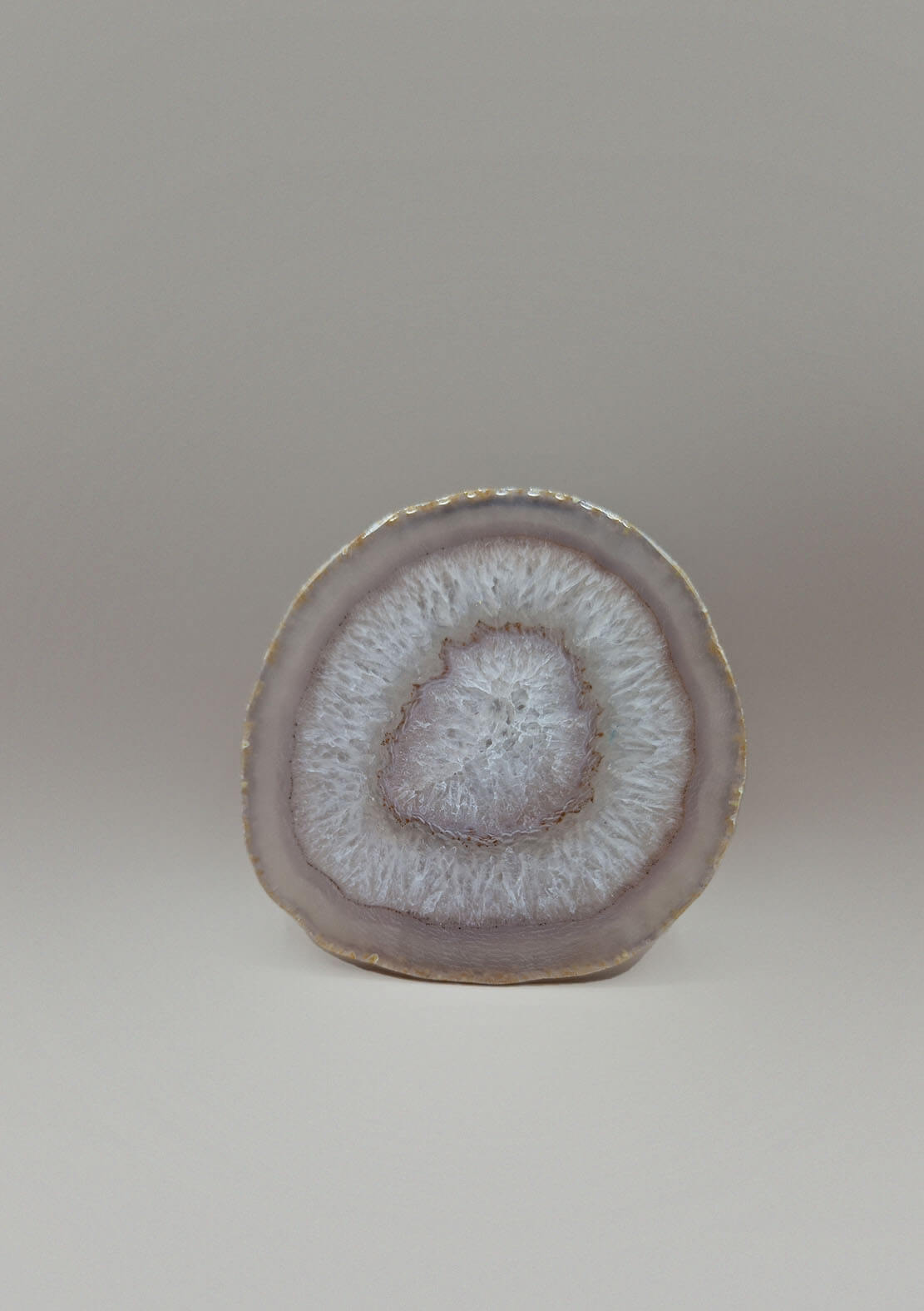 By Nature Onderzetter Lusin – Agaat in wit met roze accenten, rechtopstaand weergegeven