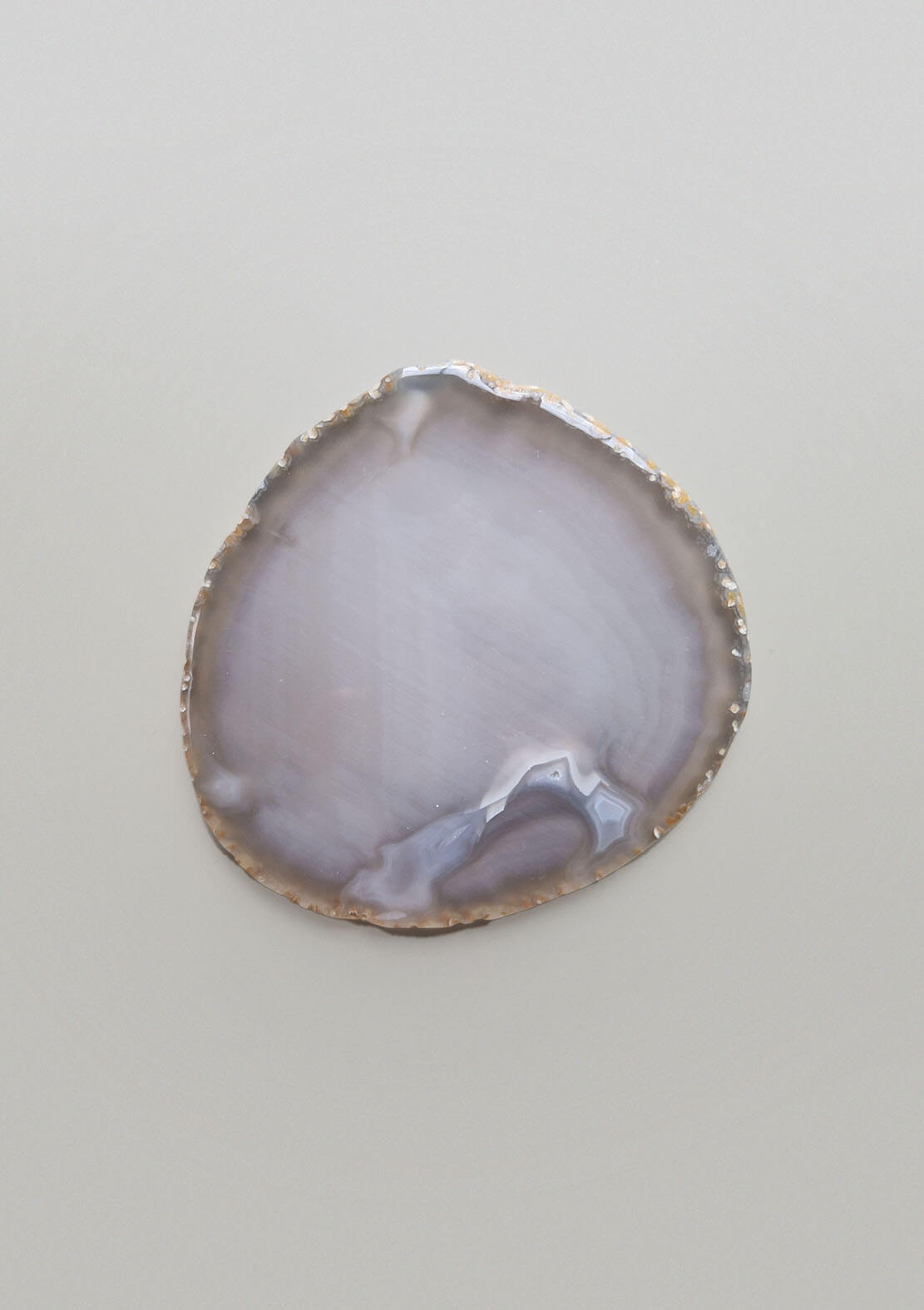 Bovenaanzicht van By Nature Onderzetter Maan, agaat met unieke patronen in grijs en beige tinten.