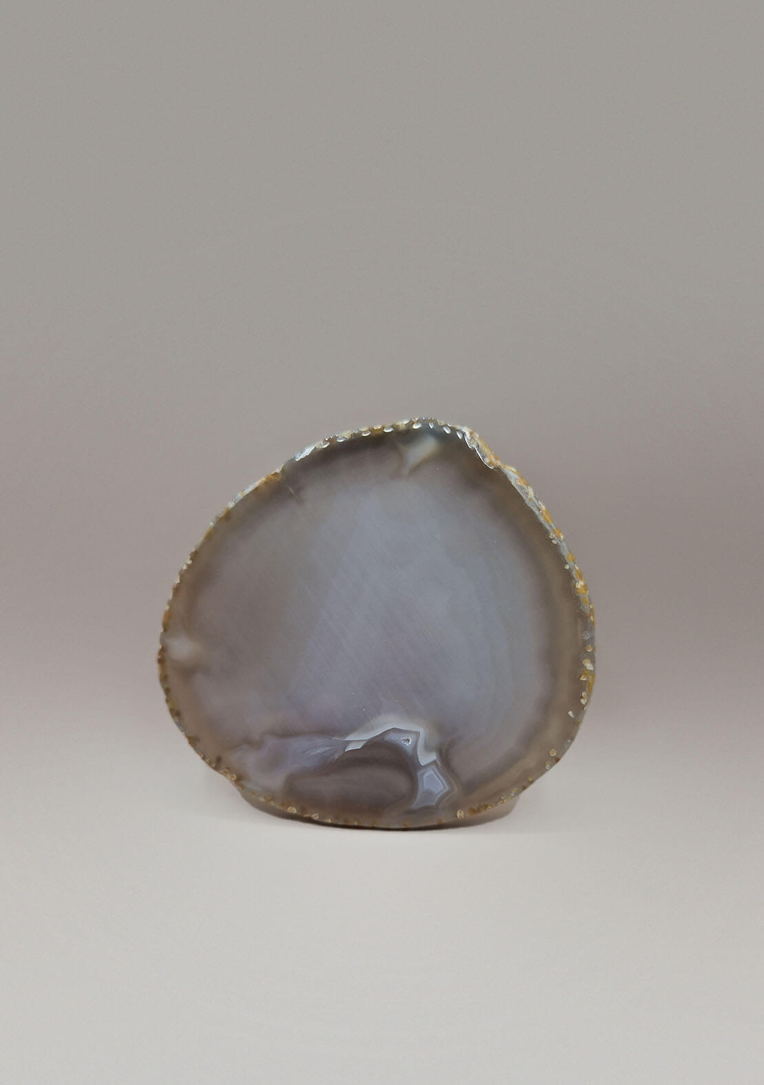 Agaat onderzetter By Nature Maan rechtopstaand in zachte tinten grijs en beige met unieke patronen.