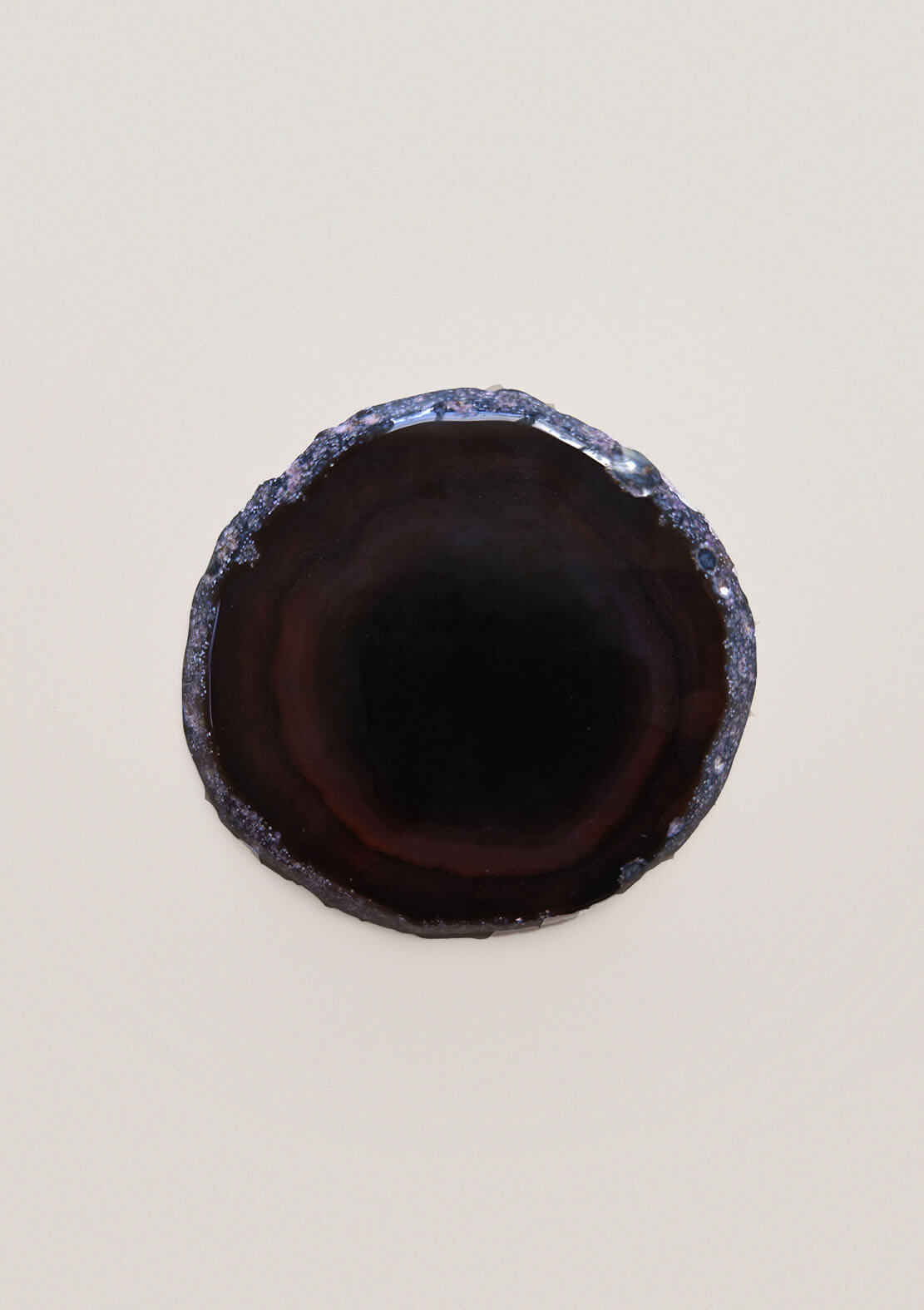 Bovenaanzicht van By Nature Onderzetter Måne, agaat in diepbruine tinten met natuurlijke patronen.