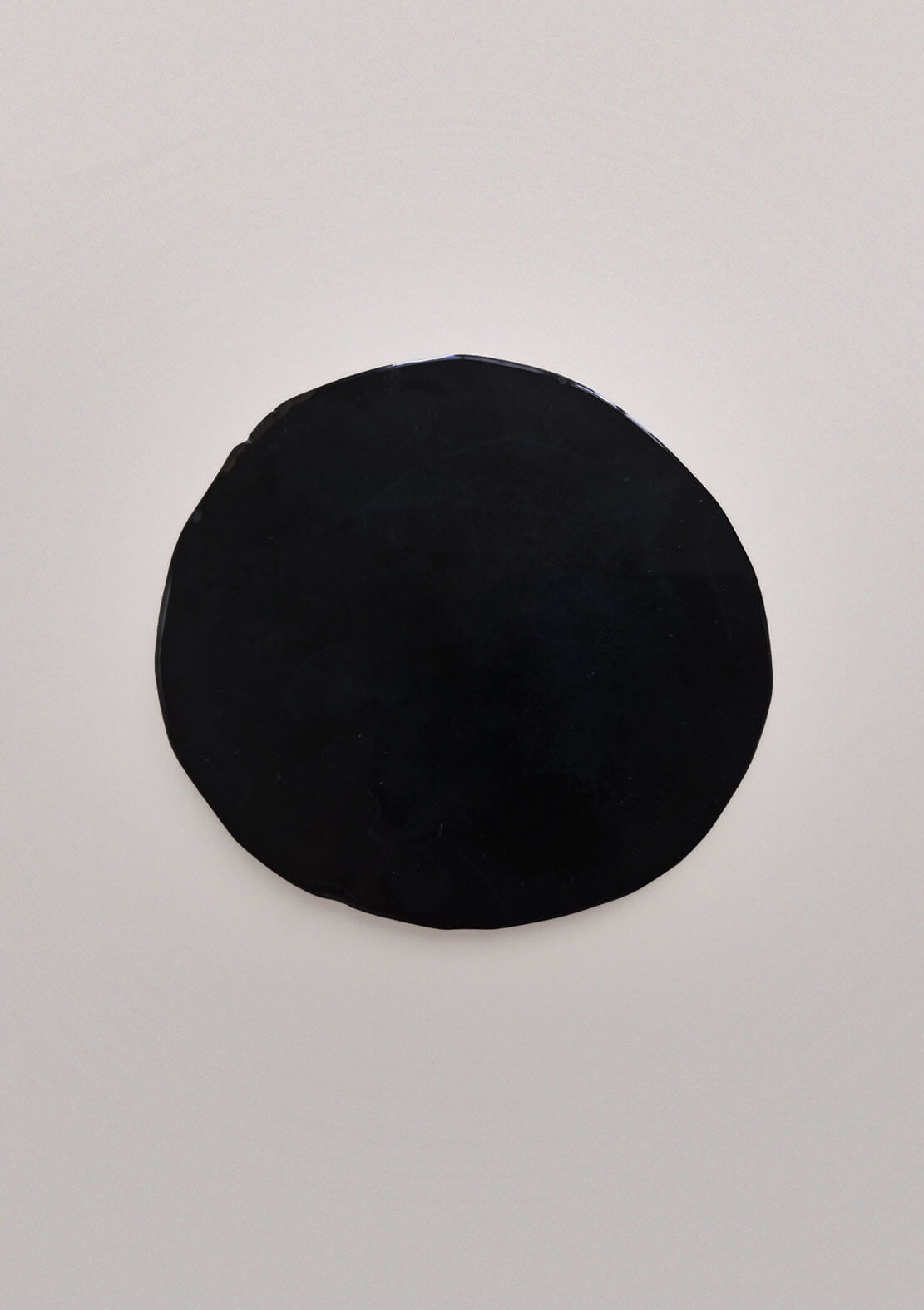 Bovenaanzicht By Nature Onderzetter Mun, zwarte agaat met unieke patronen en kleuraccenten.