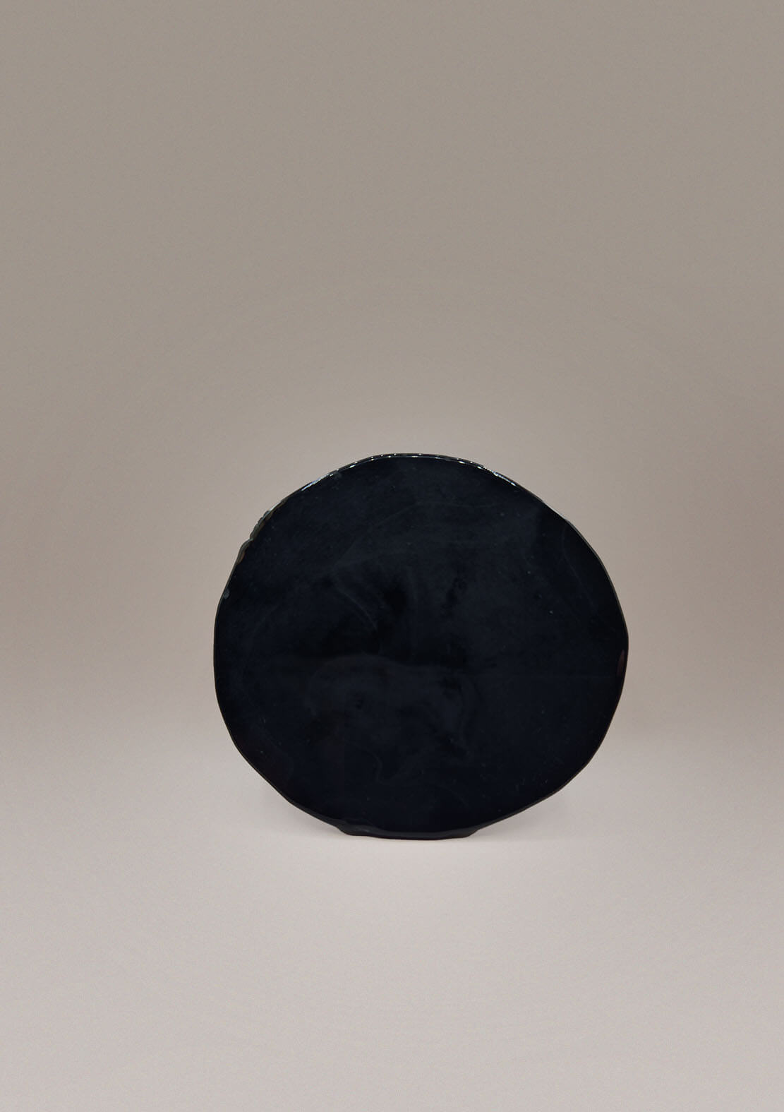 By Nature Onderzetter Mun – agaat in donkere zwarttinten, uniek patroon, rechtopstaand gefotografeerd.