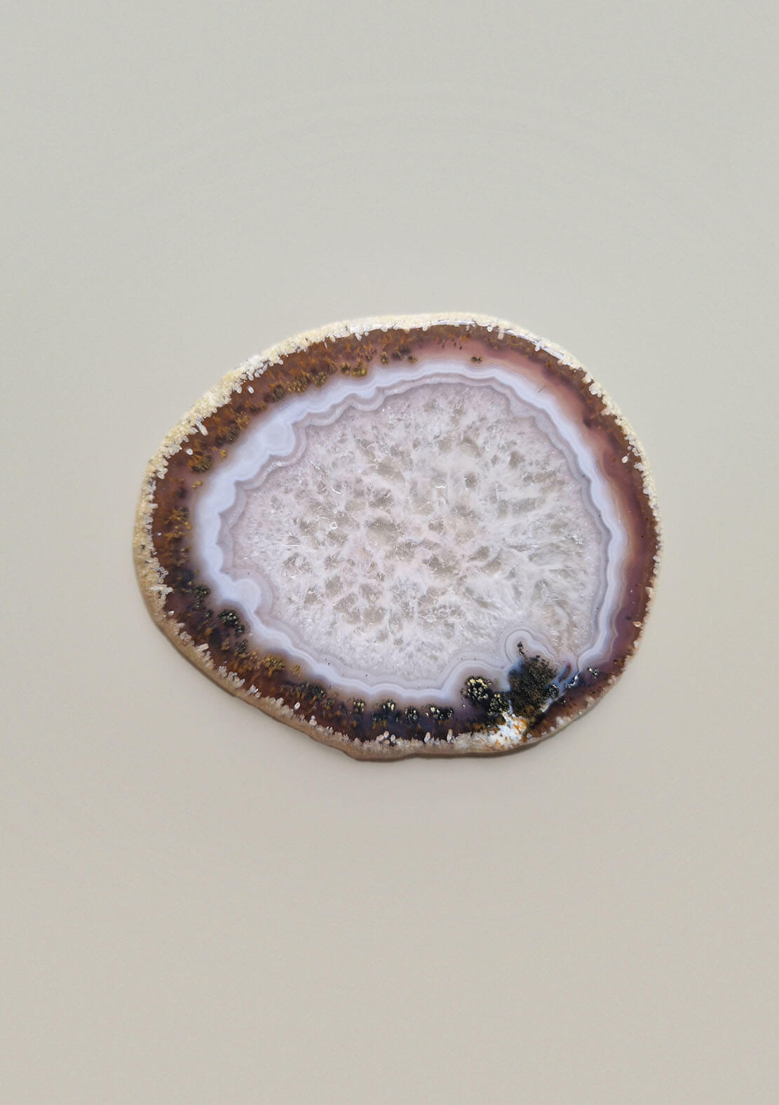 Bovenaanzicht van By Nature Onderzetter Qamar, agaat in bruin-wit met unieke patronen.