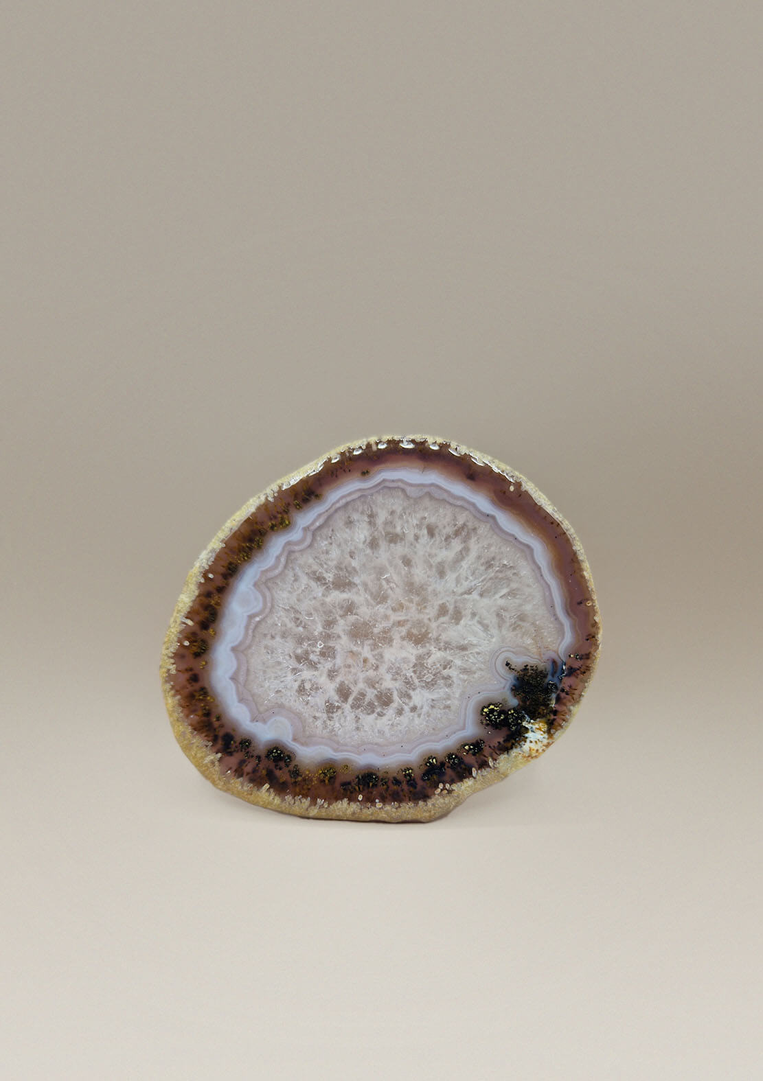 Agaat onderzetter By Nature Qamar in bruin en wit, staand weergegeven.