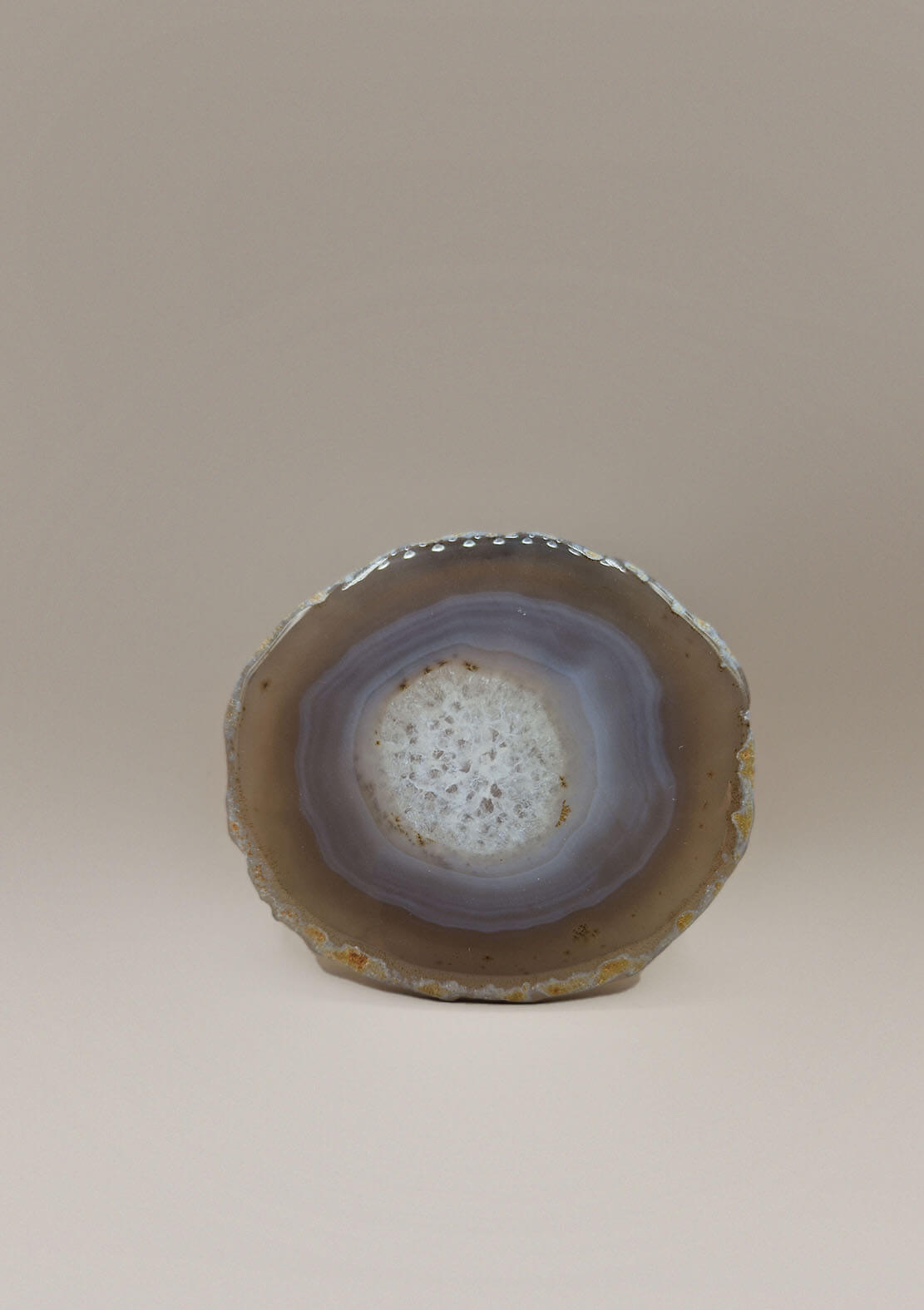 By Nature Onderzetter Lua – Agaat in taupe, grijsblauw en wit, staand weergegeven met natuurlijke rand